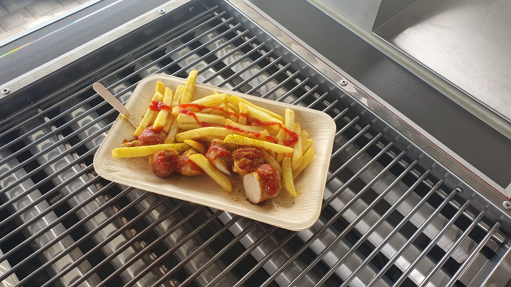 Currywurst mit Pommes bei der Schurkenküche in Dachsen