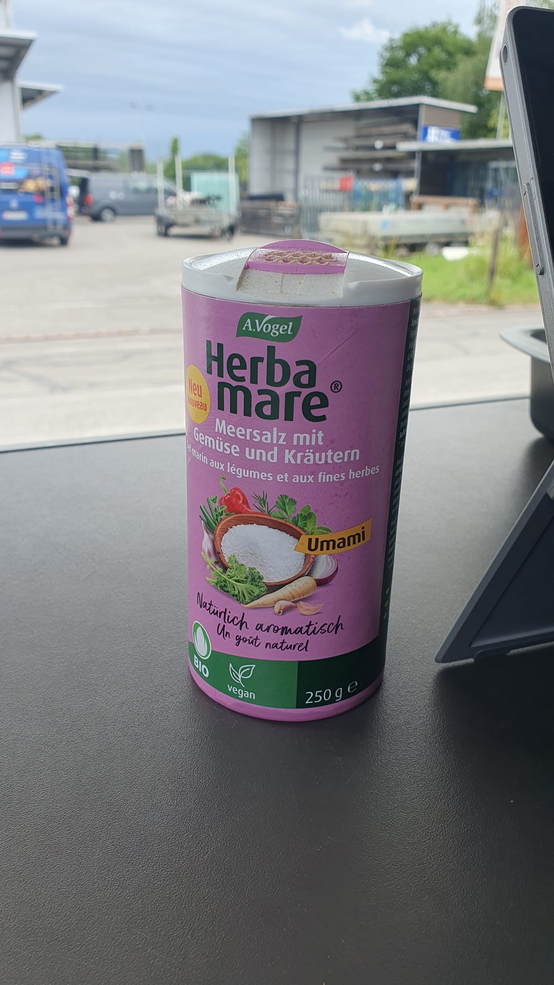 Salz mit Gemüse und Kräutern